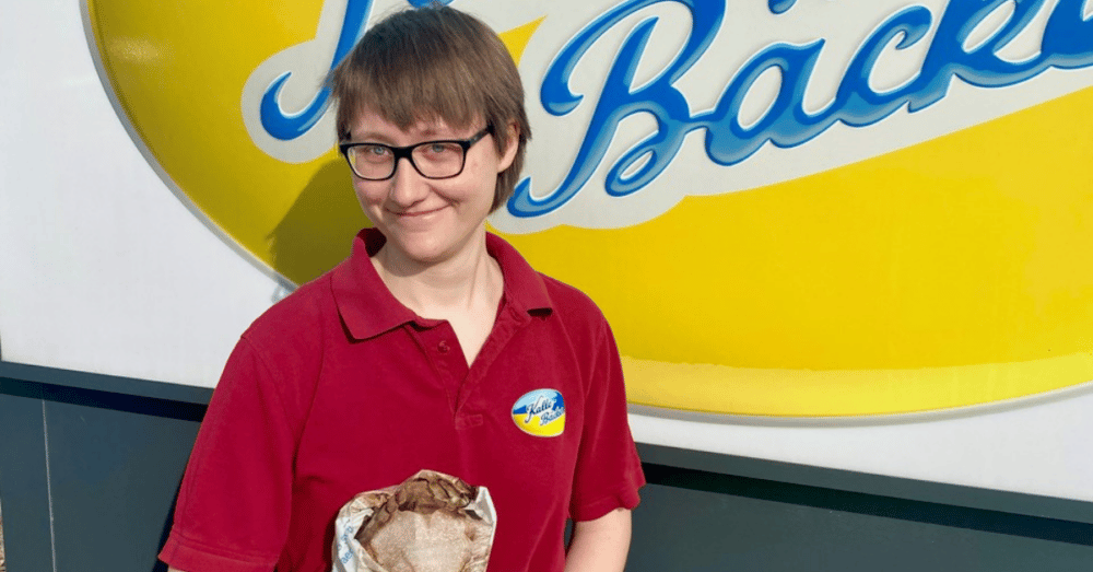 Verkäuferin der Bäckerei Kalle-Bäcker in Büsum bei der Arbeit