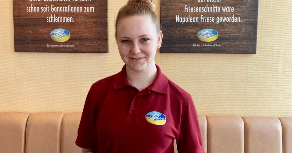 Verkäuferin der Bäckerei Kalle-Bäcker in Itzehoe bei der Arbeit