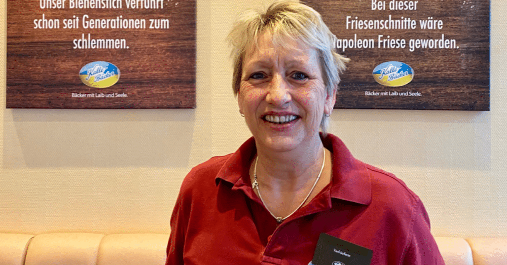 Verkäuferin der Bäckerei Kalle-Bäcker in St. Peter Ording bei der Arbeit