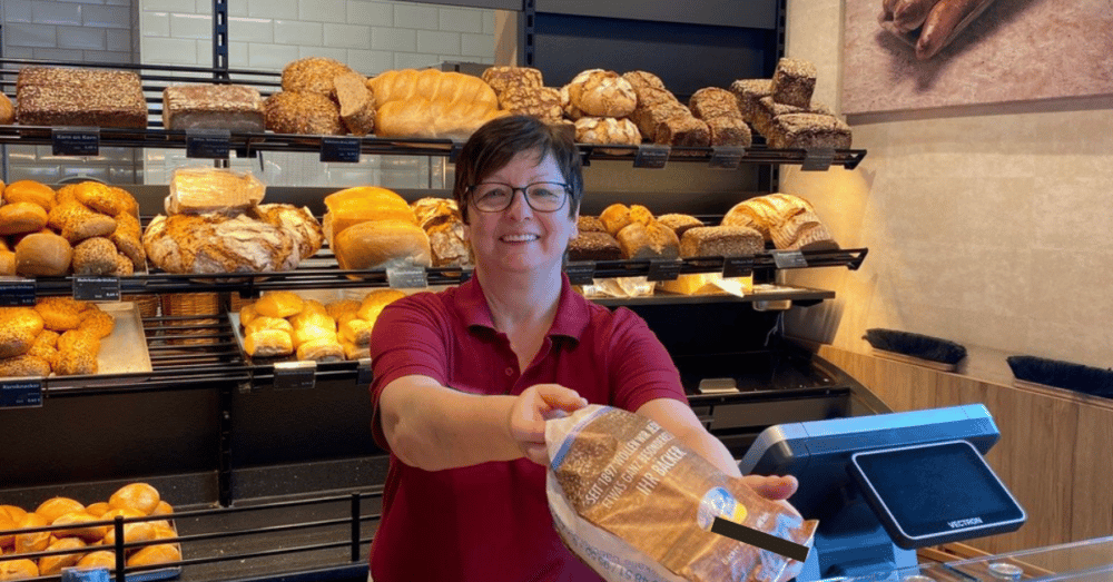 Verkäuferin der Bäckerei Kalle-Bäcker in Wacken bei der Arbeit