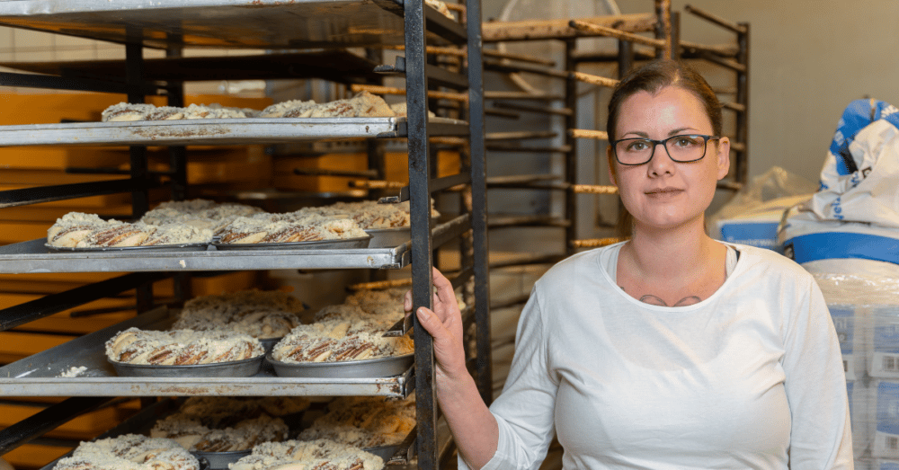 Bäckerin der Bäckerei Adolphs in der Backstube in Völklingen