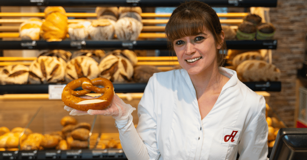 Verkäuferin der Bäckerei Adolph's bei der Arbeit in Völklingen und Umgebung