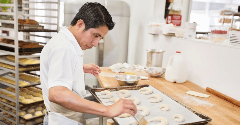 Produktionshelfer des Backhaus Liening in Rietberg bei der Arbeit