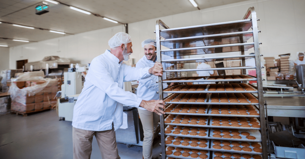 Versandmitarbeiter des Backhaus Liening in Rietberg bei der Arbeit