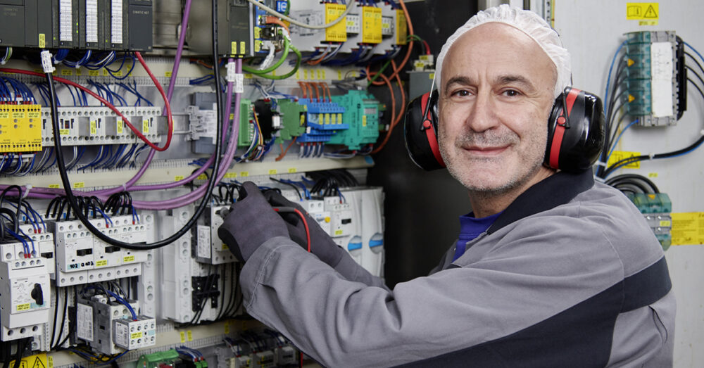 Elektriker bei der Arbeit bei Niederrhein-GOLD in Moers