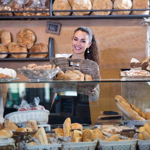 Verkäuferin bei der Bäckerei Abeling auf Sylt