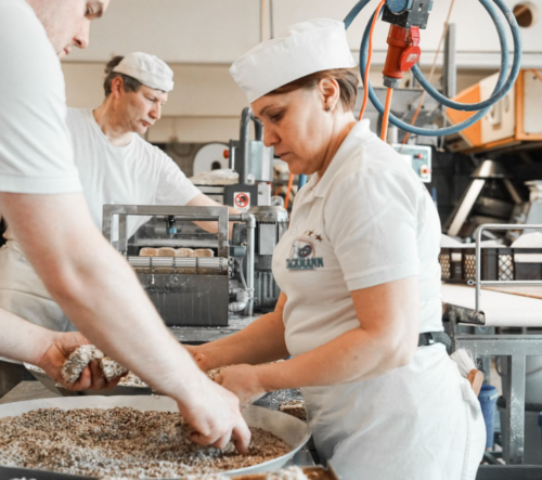 Bäckerin bei der Bäckerei Tackmann